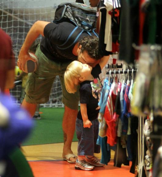 Carlos Bonow brinca com o filho em shopping no Rio de Janeiro