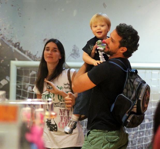 Carlos Bonow brinca com o filho em shopping no Rio de Janeiro