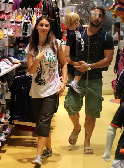 Carlos Bonow brinca com o filho em shopping no Rio de Janeiro