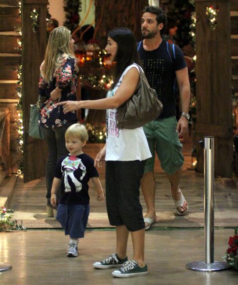 Carlos Bonow brinca com o filho em shopping no Rio de Janeiro