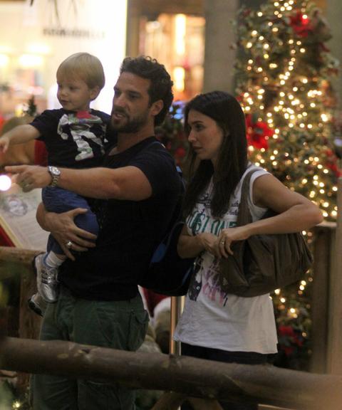 Carlos Bonow brinca com o filho em shopping no Rio de Janeiro