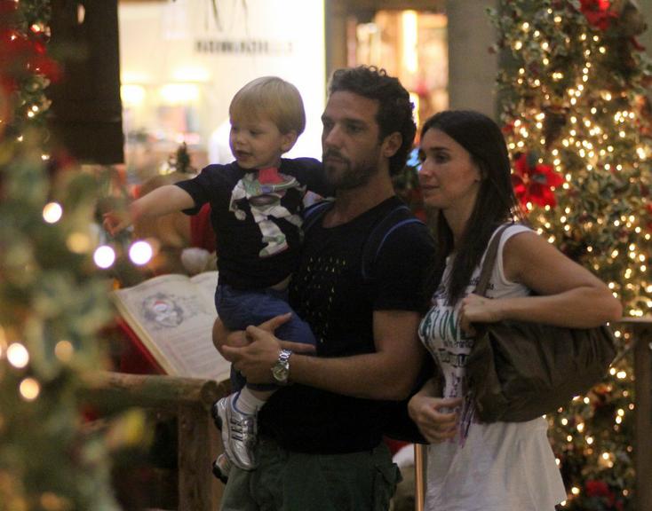 Carlos Bonow brinca com o filho em shopping no Rio de Janeiro