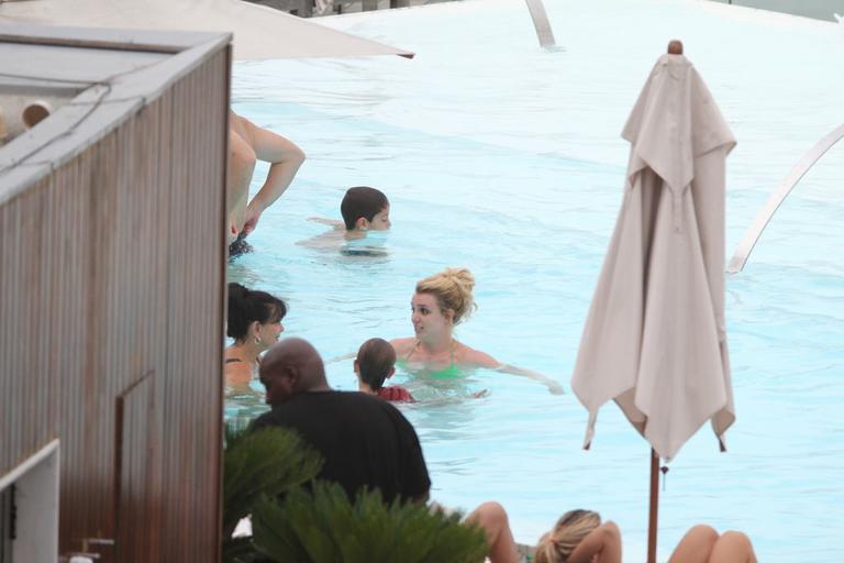 Britney Spears se diverte com família na piscina 