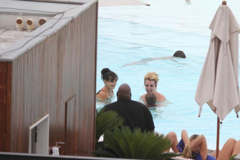 Britney Spears se diverte com família na piscina 