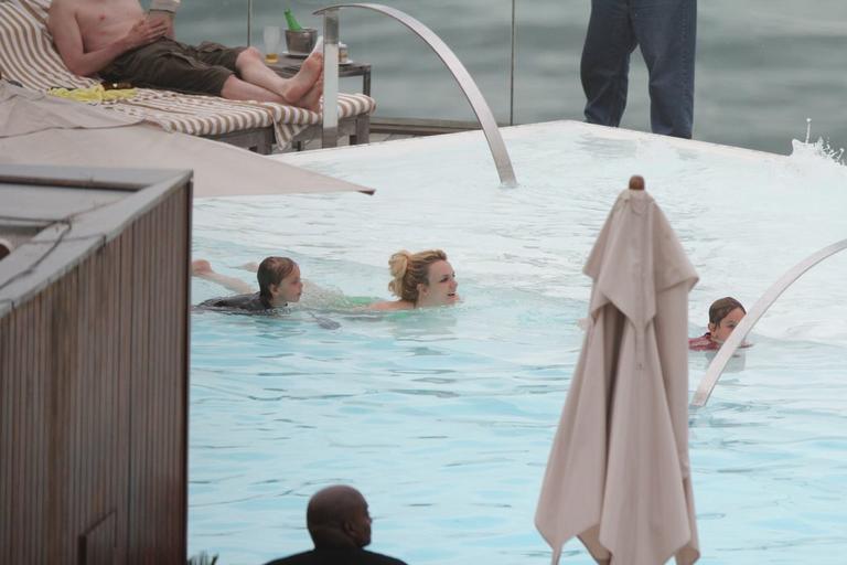 Britney Spears se diverte com família na piscina 