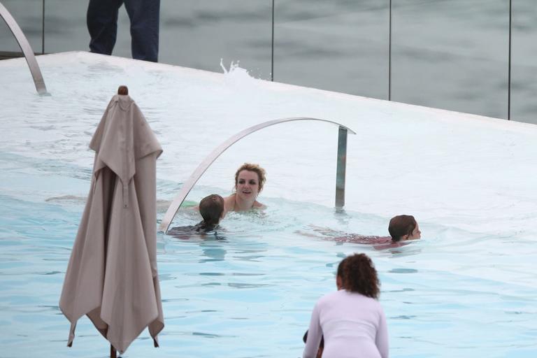 Britney Spears se diverte com família na piscina 