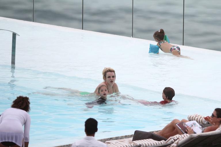 Britney Spears se diverte com família na piscina 