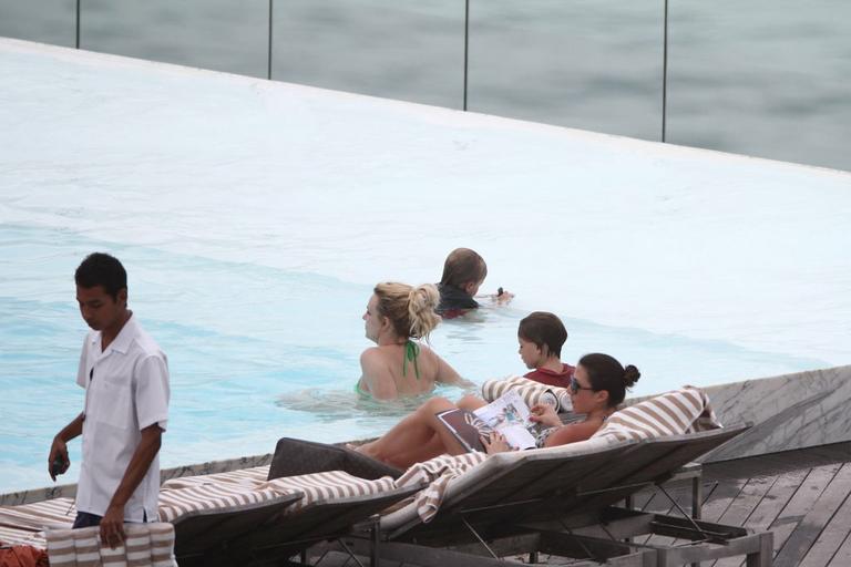 Britney Spears se diverte com família na piscina 