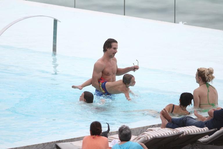 Britney Spears se diverte com família na piscina 