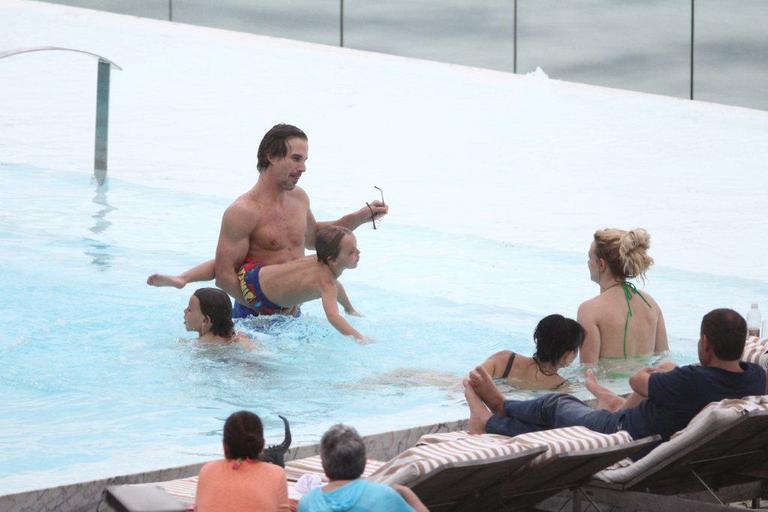 Britney Spears se diverte com família na piscina 