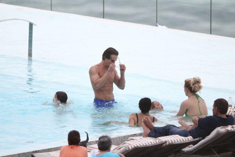 Britney Spears se diverte com família na piscina 