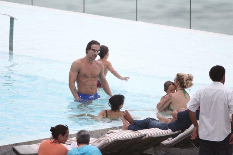 Britney Spears se diverte com família na piscina 