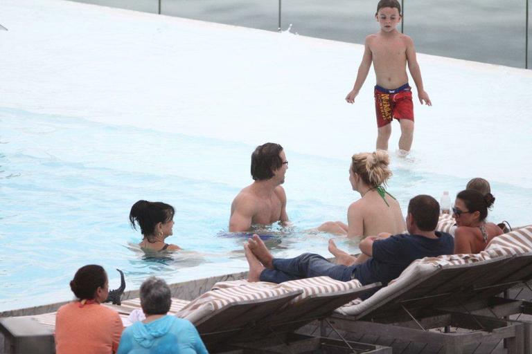 Britney Spears se diverte com família na piscina 