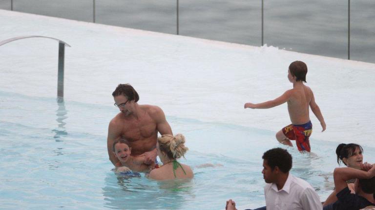 Britney Spears se diverte com família na piscina 