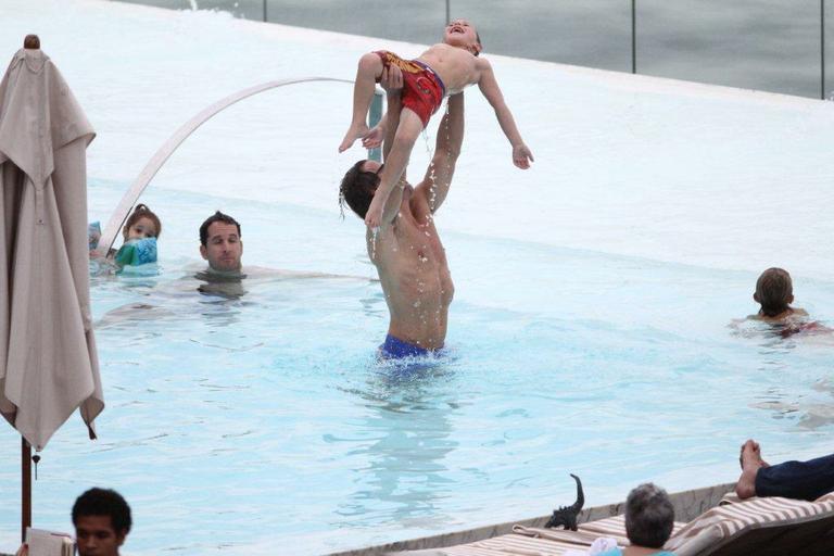 Britney Spears se diverte com família na piscina 