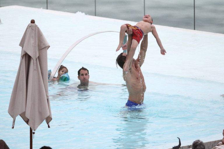 Britney Spears se diverte com família na piscina 