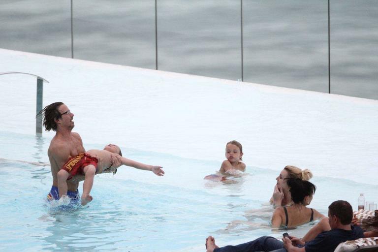 Britney Spears se diverte com família na piscina 