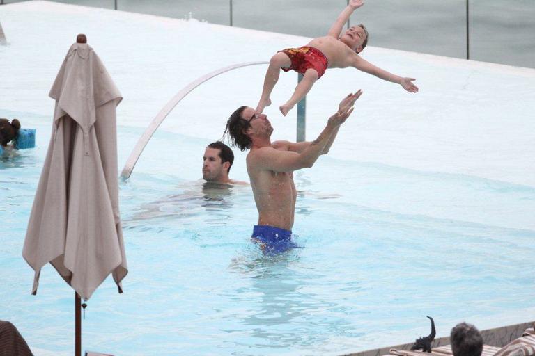 Britney Spears se diverte com família na piscina 