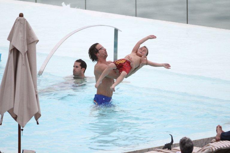 Britney Spears se diverte com família na piscina 