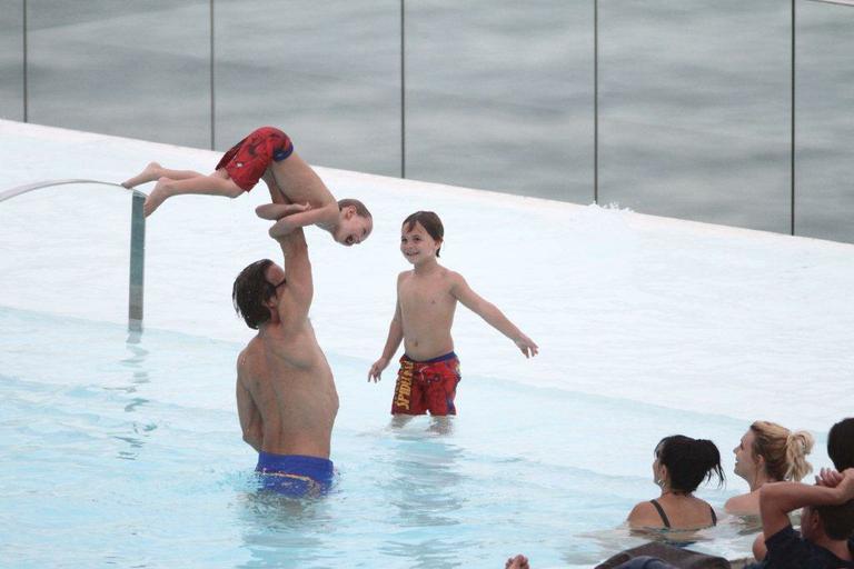 Britney Spears se diverte com família na piscina 