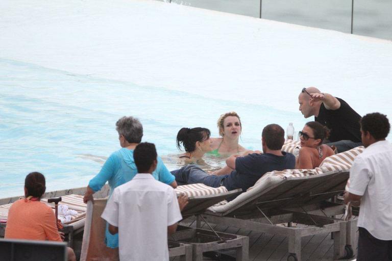 Britney Spears se diverte com família na piscina 