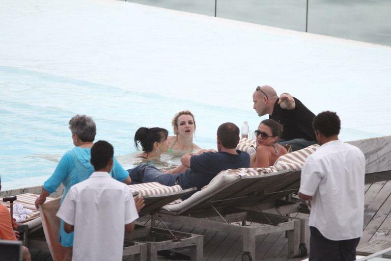 Britney Spears se diverte com família na piscina 