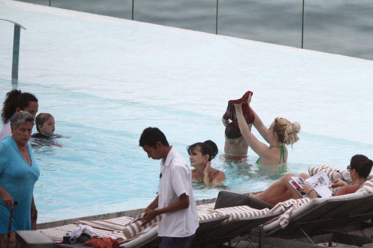 Britney Spears se diverte com família na piscina 