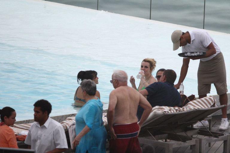 Britney Spears se diverte com família na piscina 