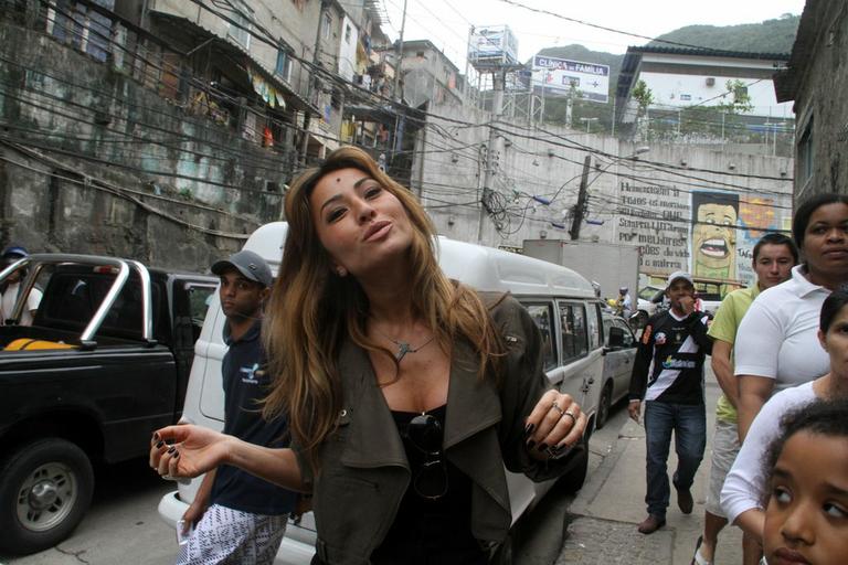 Sabrina Sato grava 'Pânico na TV' na Rocinha, no Rio de Janeiro