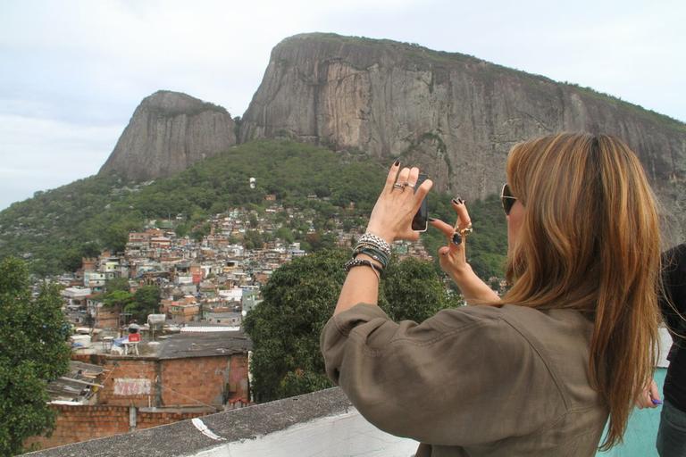 Sabrina Sato grava 'Pânico na TV' na Rocinha, no Rio de Janeiro