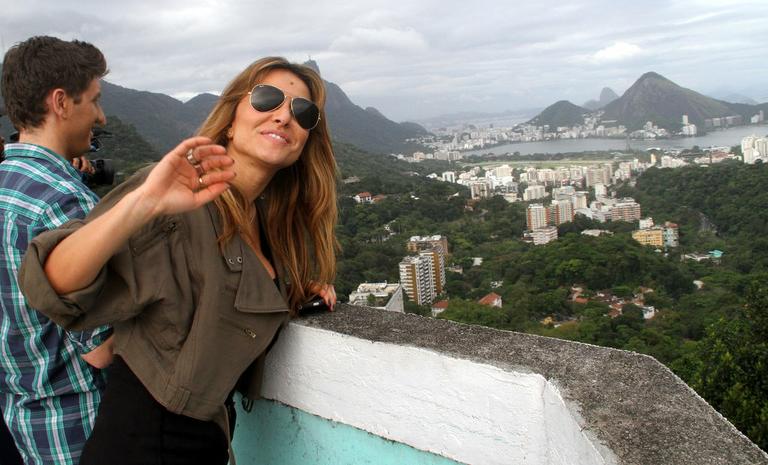 Sabrina Sato grava 'Pânico na TV' na Rocinha, no Rio de Janeiro