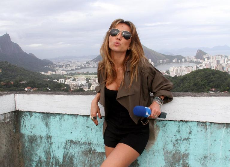 Sabrina Sato grava 'Pânico na TV' na Rocinha, no Rio de Janeiro