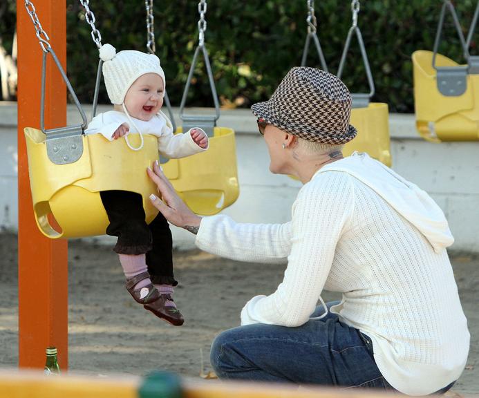 Pink se diverte com a filha em parque dos Estados Unidos