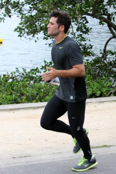 Bruno Gagliasso corre na Lagoa