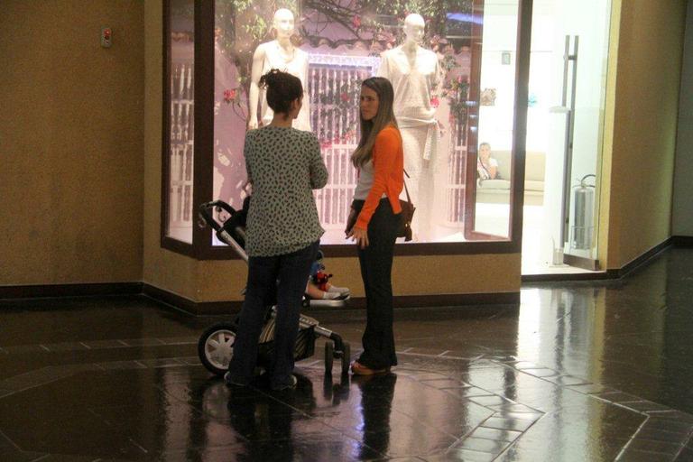 Fernanda Pontes passeia com a filha Maria Luiza