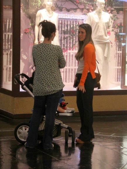 Fernanda Pontes passeia com a filha Maria Luiza