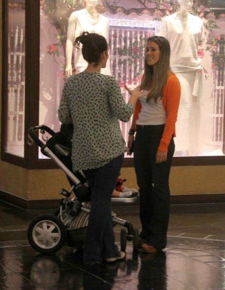 Fernanda Pontes passeia com a filha Maria Luiza