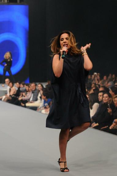 Para se apresentar, Wanessa escolheu um vestido preto largo e sandália com salto baixo