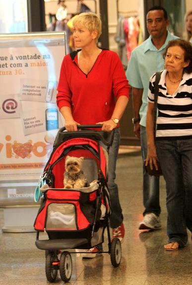 Xuxa com seu cachorrinho Dudu