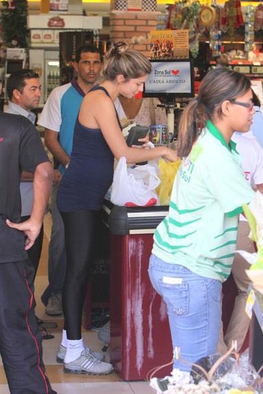 Grazi Massafera mostra a barriguinha de grávida