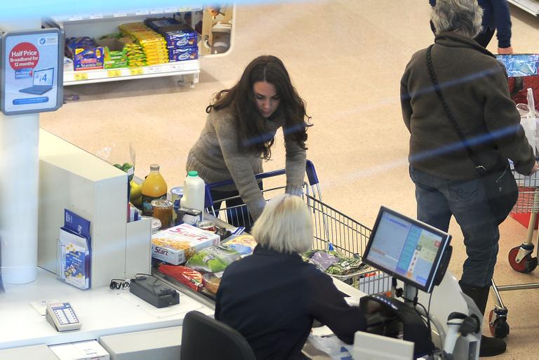 Kate Middleton faz compras saudáveis em supermercado de Londres