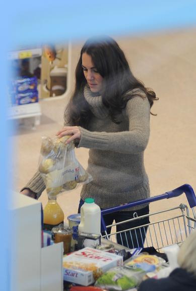 Kate Middleton faz compras saudáveis em supermercado de Londres