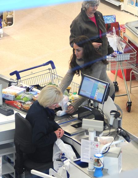 Kate Middleton faz compras saudáveis em supermercado de Londres