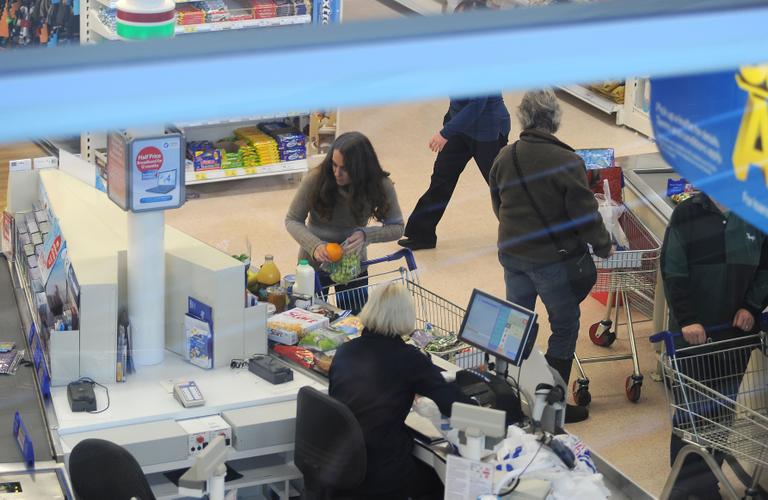 Kate Middleton faz compras saudáveis em supermercado de Londres