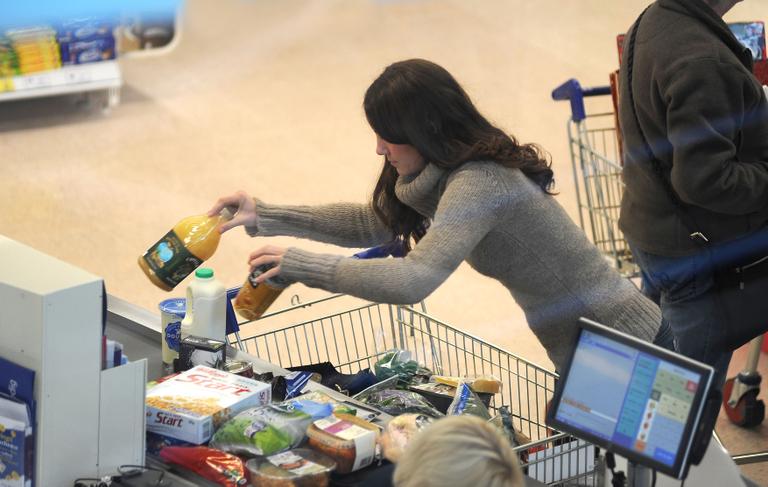 Kate Middleton faz compras saudáveis em supermercado de Londres