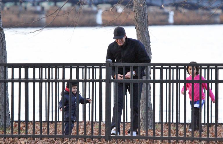 Tom Brady brinca com Benjamin em Boston