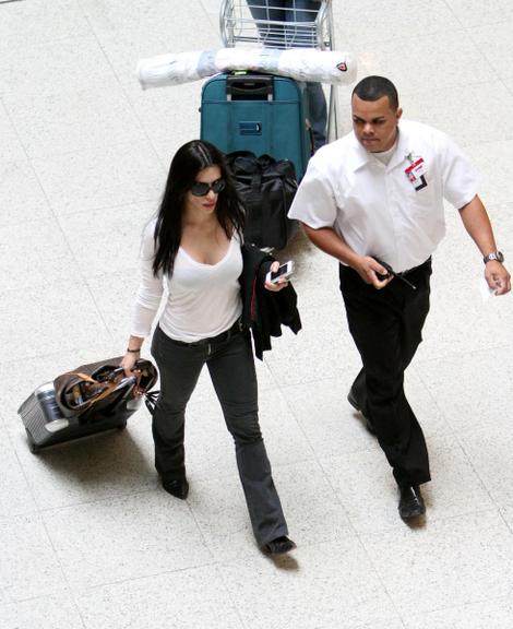 Cleo Pires caminha pelo Aeroporto Santos Dumont, no Rio de Janeiro