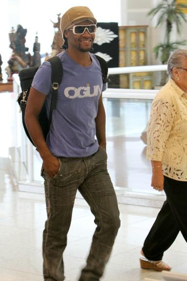 Toni Garrido sorri para os fotografos no Aeroporto Santos Dumont