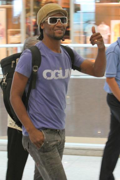 Toni Garrido sorri para os fotografos no Aeroporto Santos Dumont