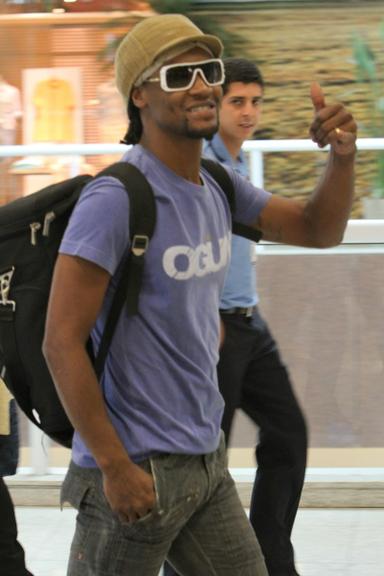 Toni Garrido sorri para os fotografos no Aeroporto Santos Dumont